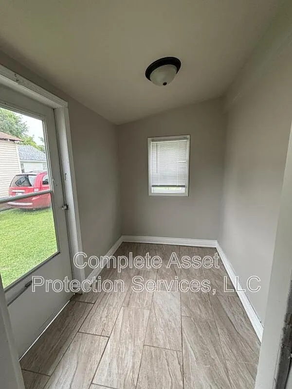 3 bed, 1.5 bath, 1003 sqft, $1,425 — Photo 2