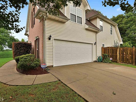 3rd image of 115 Stillwood Dr