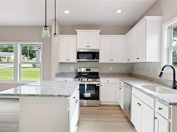 3rd image of 104 Winston Way