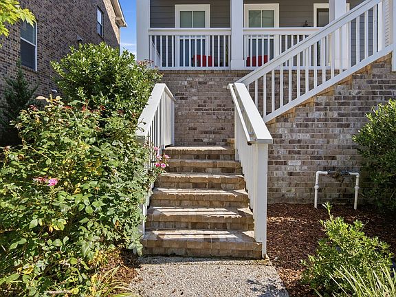 4th image of 415 Dewar Dr