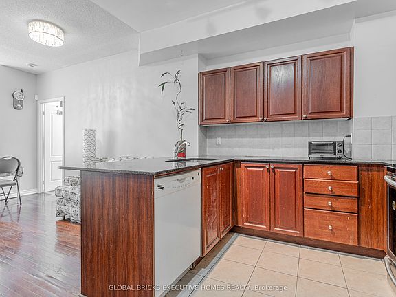 4th image of 33 Elm Dr W