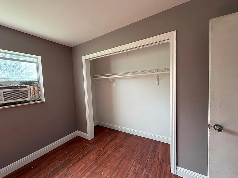 4214 Greenwood Ave — Photo 2