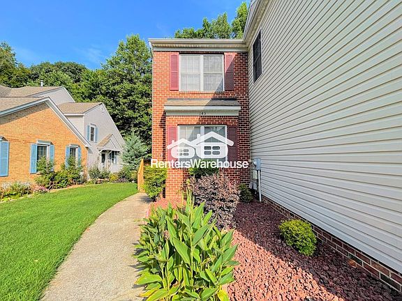 3rd image of 143 Creekshire Cres