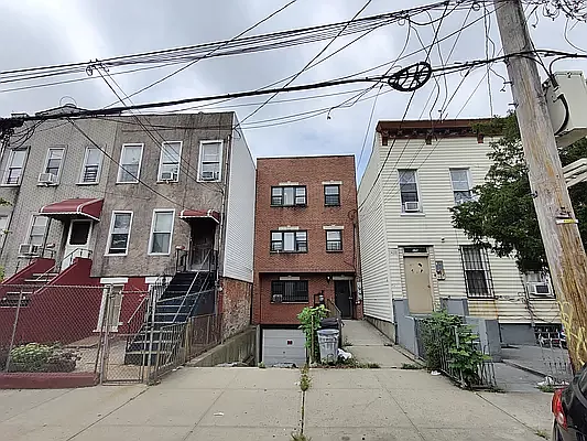 Rented by Signature Property Realty | media 32