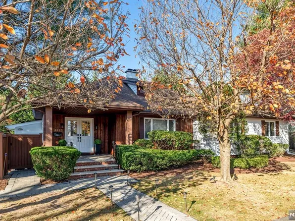 809 Highland Ave, Paramus, NJ 07652