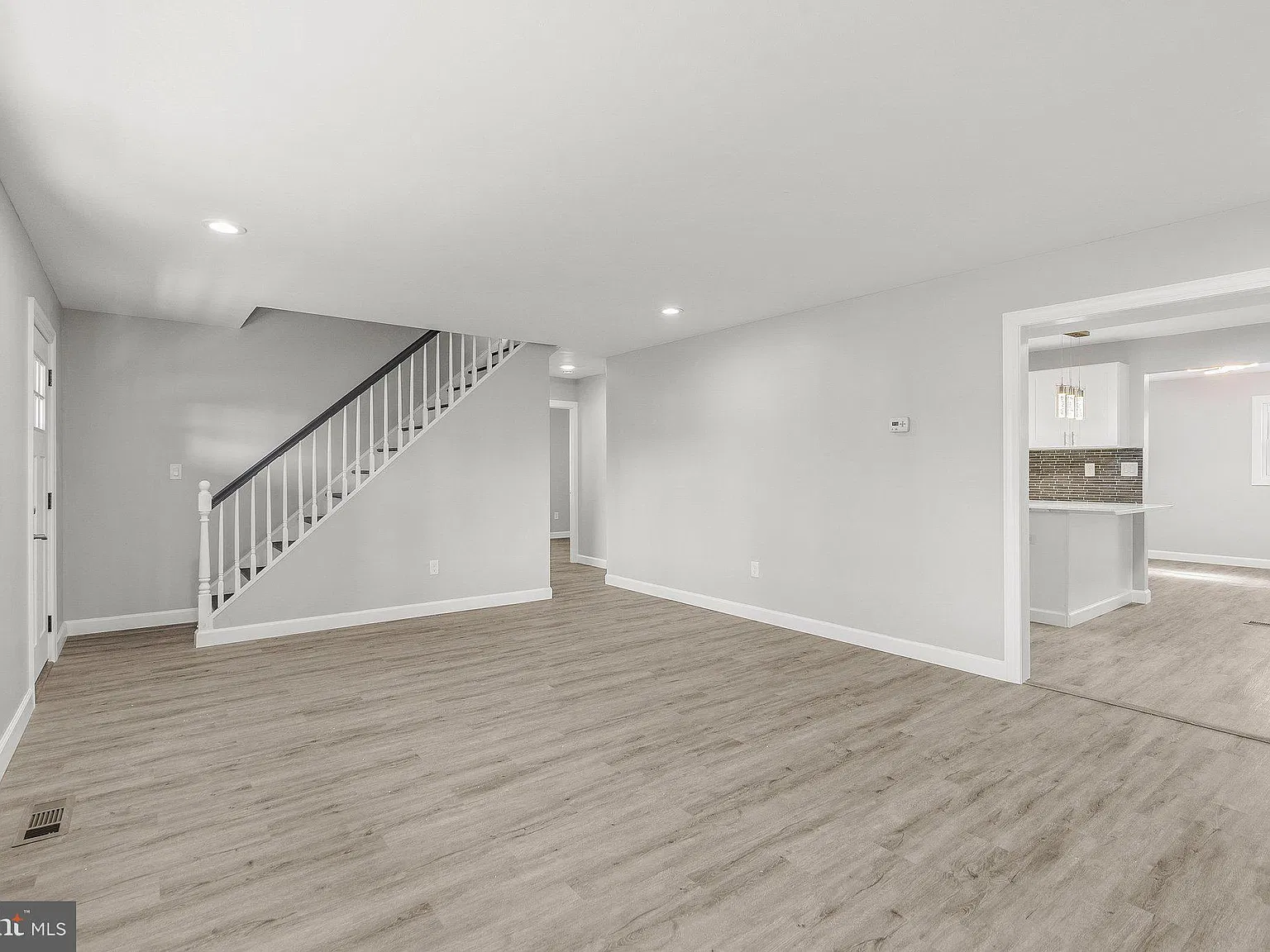 5 bed, 2.0 bath, 2100 sqft, $3,950 — Photo 4