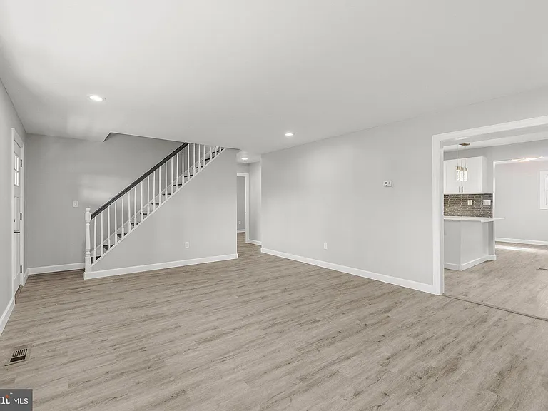12 Holbrook Ln — Photo 4