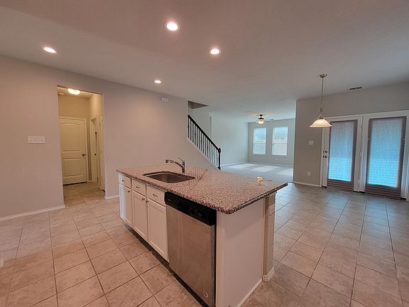 4th image of 4725 Redbud Dr