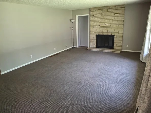 3601 SW Stratford Rd, Topeka, KS 66604