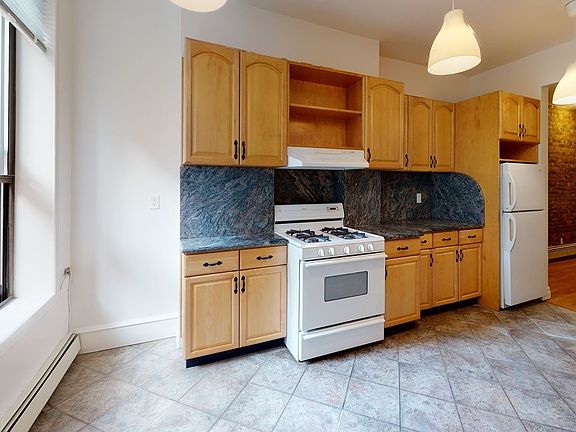 3rd image of 118 Bedford Ave APT 2R