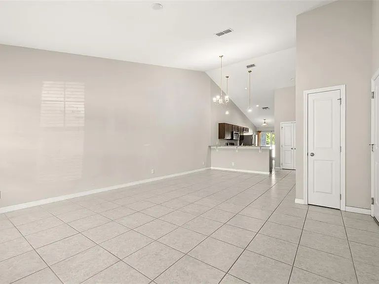 284 Reese Ct — Photo 6