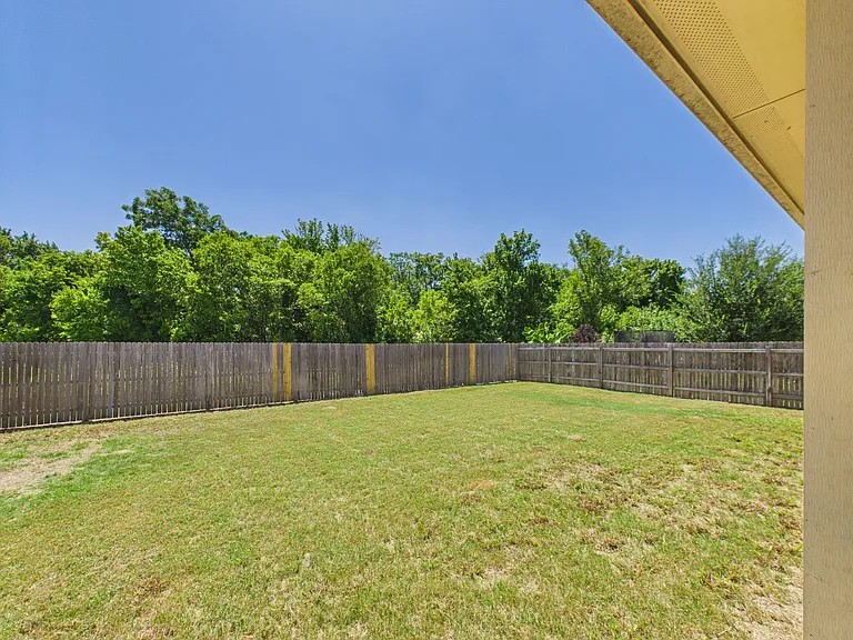 Ex large back yard with no one behind you