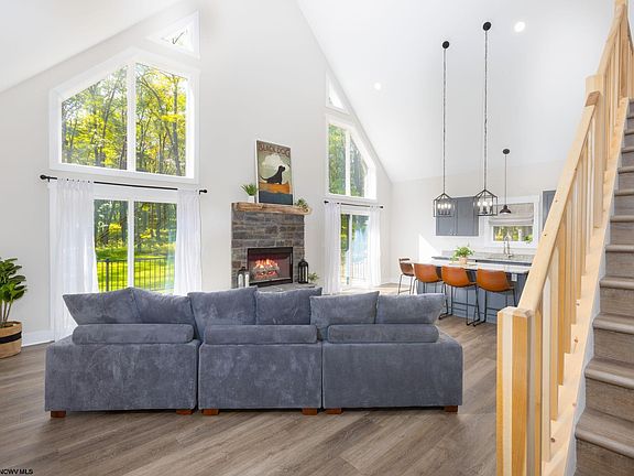 3rd image of 235 Betony Ln