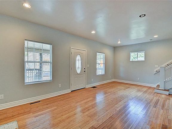 4th image of 3033 N Park Ave