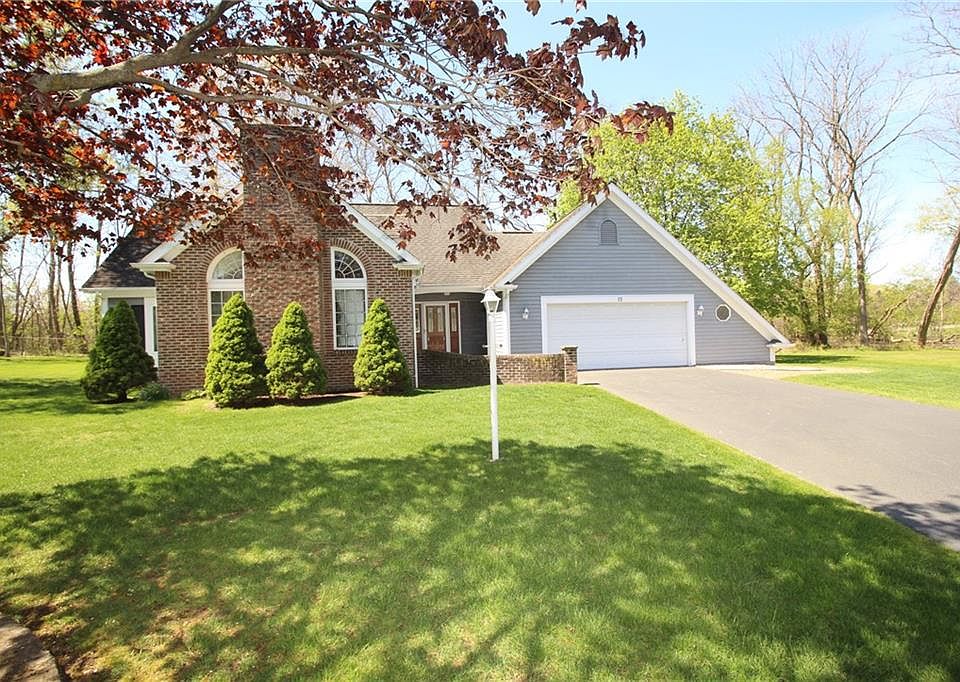 1st image of 15 Red Oak Ln