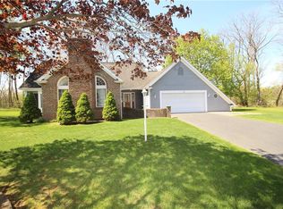 15 Red Oak Ln, Pittsford, NY 14534