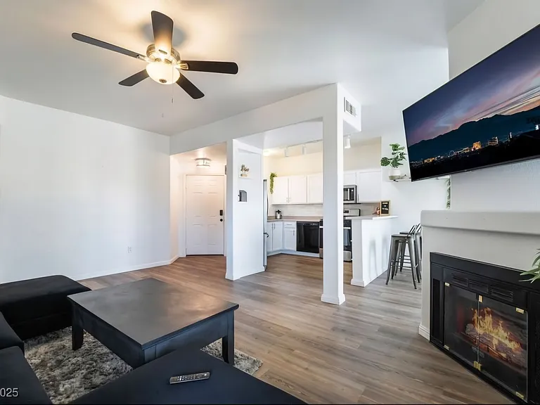 1051 E Cactus Ave — Photo 5