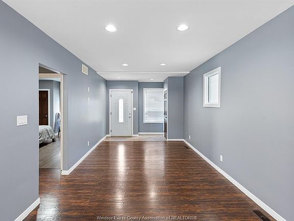5th image of 1167 Pierre Ave