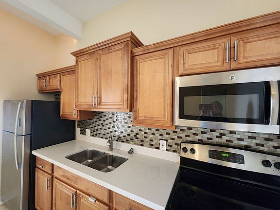 2nd image of 416-4 Petronia St