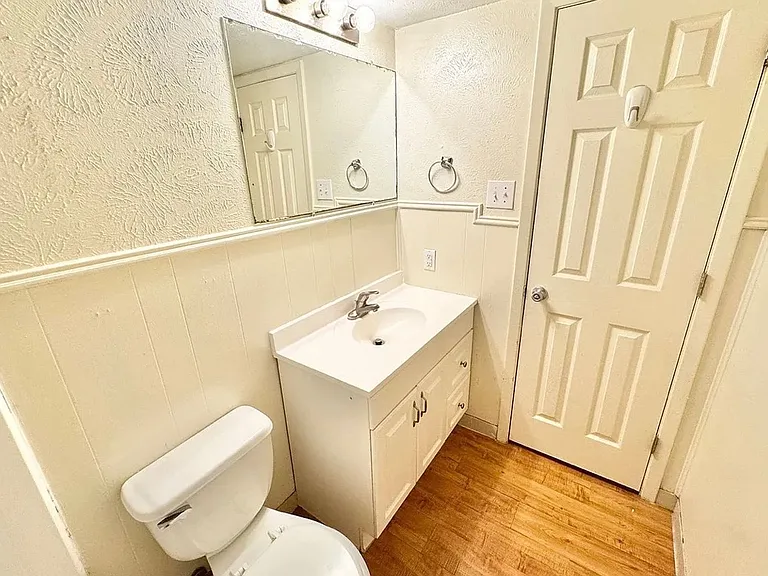 1115 N Austin St — Photo 24