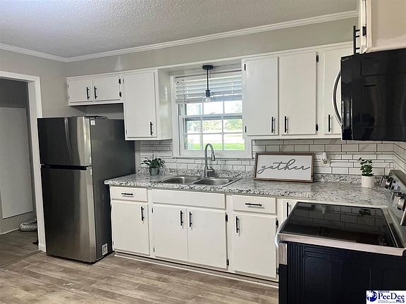 4th image of 1064 Wellington Rd