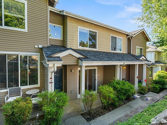 3rd image of 14723 1st Lane NE #102