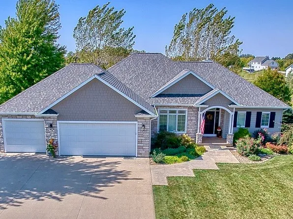 1631 Briar Ln, Pella, IA 50219