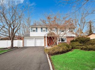 17 Sturbridge Dr, Dix Hills, NY 11746