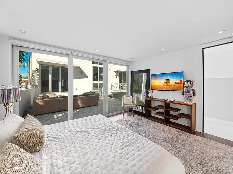 227 E Dilido Dr — Photo 57