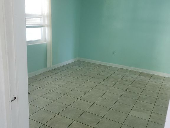 3rd image of 1415 Tropic St
