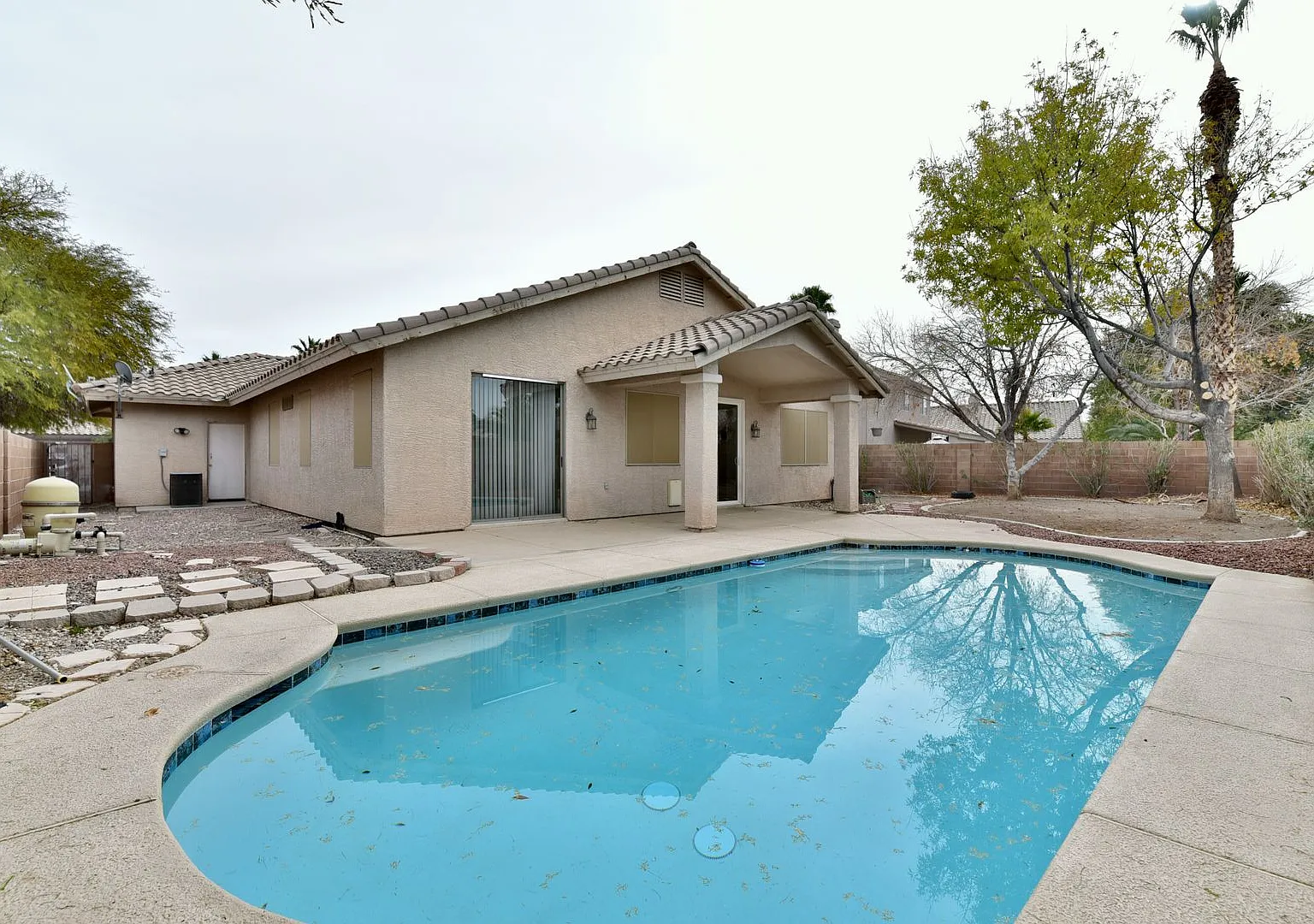 1 Story with POOL — Photo 1