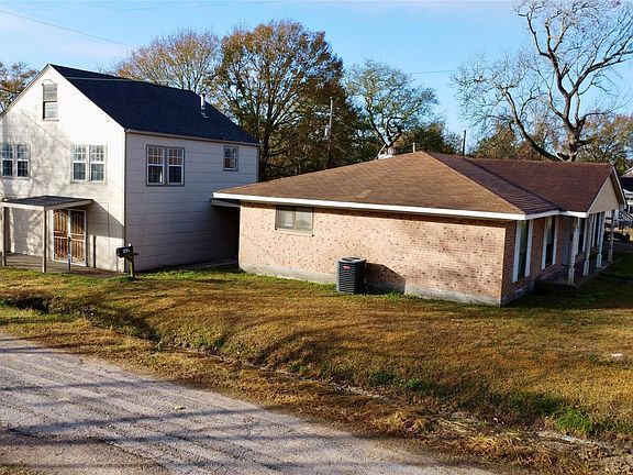 4th image of 301 Travis St