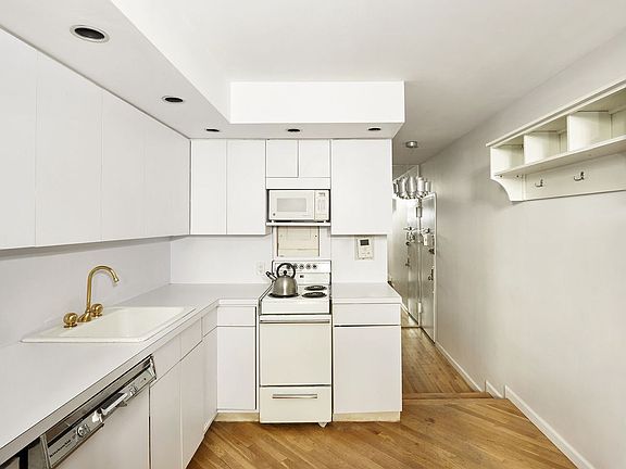 5th image of 18 E 63rd St APT 3