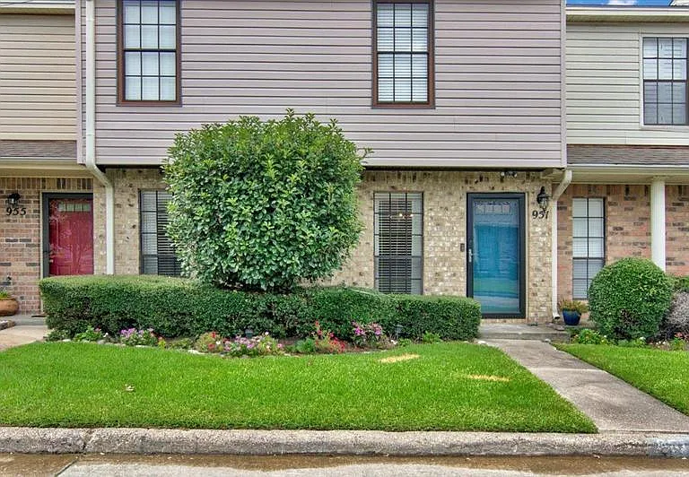 951 Sunmeadow Dr — Photo 2