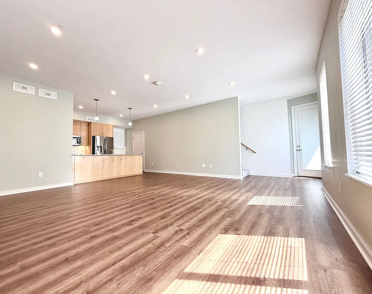 Building Photo - 627 Couch Dr #S13