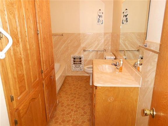 4th image of 1405 Nugent St