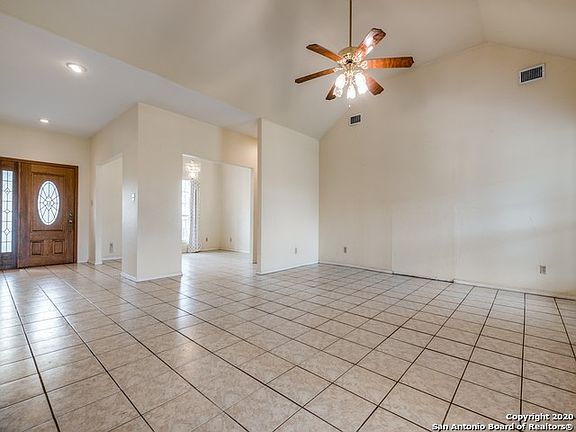 4th image of 225 Whispering Oaks Dr