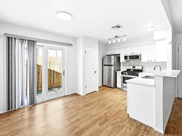 10604 Lanshire Dr #B — Photo 5
