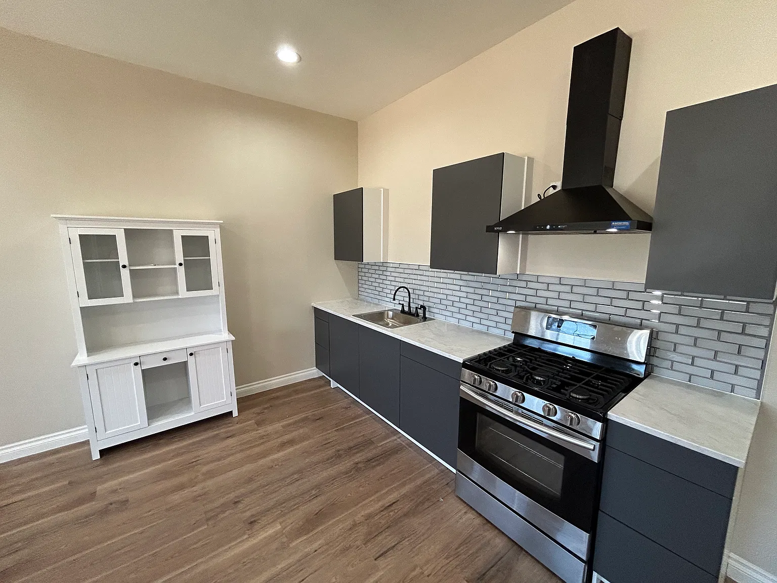 2 bed, 800 sqft, $2,000 — Photo 2