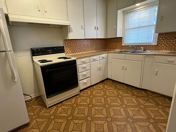 Another view of kitchen