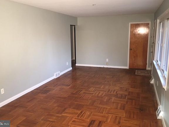 3rd image of 802 Burbank Dr