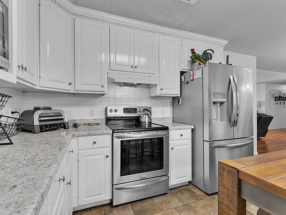 3rd image of 1413 Camellia Way