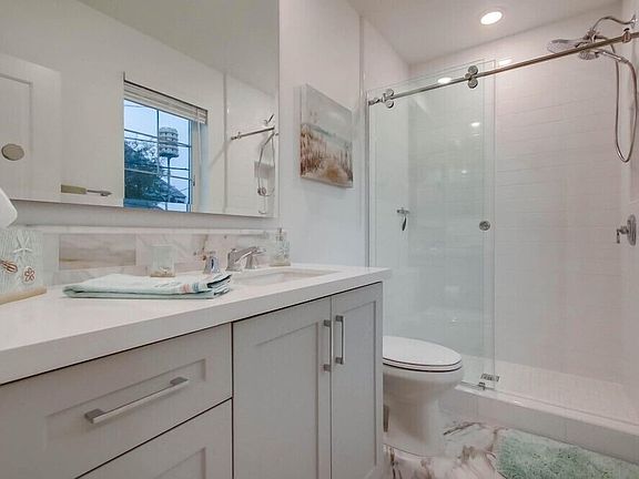 3rd image of 825 Santa Barbara Pl