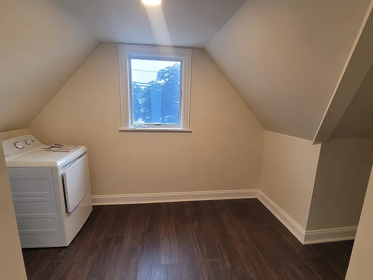 568 Gardiners Ave #2 — Photo 6
