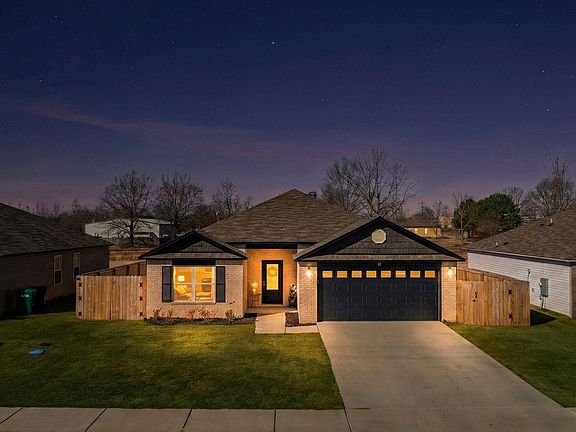 3rd image of 27 Farmhouse Cir