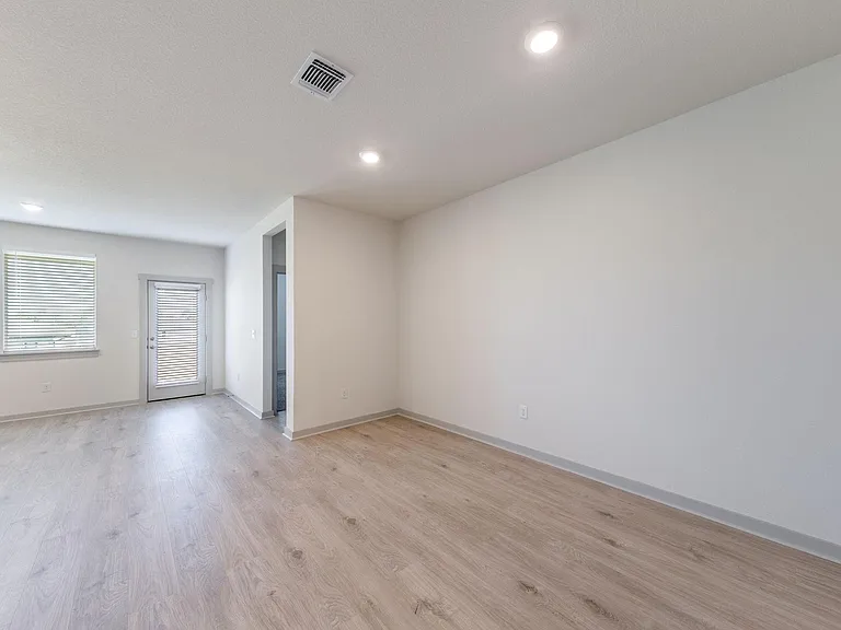 2416 Tucker Ln — Photo 7