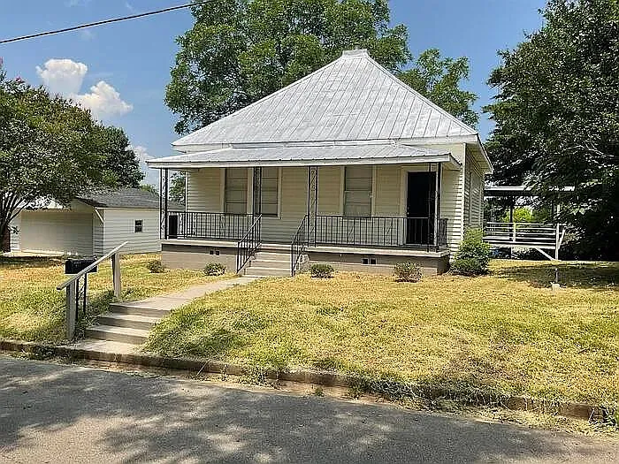 2 bed, 1.0 bath, 938 sqft, $950 — Photo 1