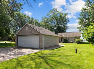 4950 Island View Dr, Oshkosh, WI 54901