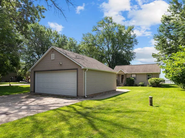 4950 Island View Dr, Oshkosh, WI 54901