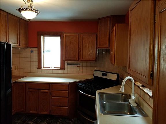 5th image of 3158 Jane St